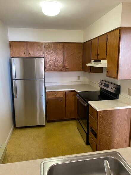 Kitchen (refrigerator, range) - 28 E Genesee St