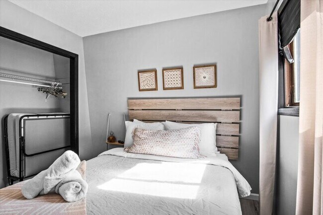 Building Photo - 1150 Country Club Dr