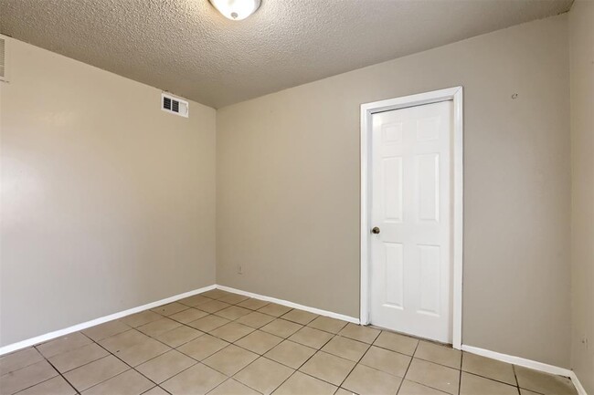 Building Photo - 1302 Radcliff Dr