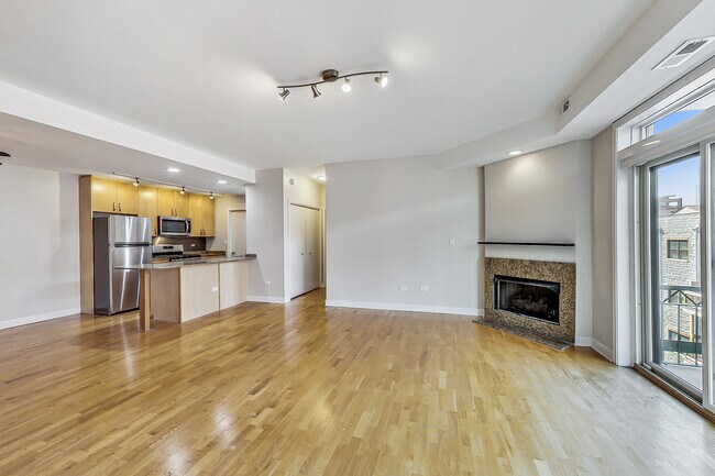 Building Photo - 680 N Green St