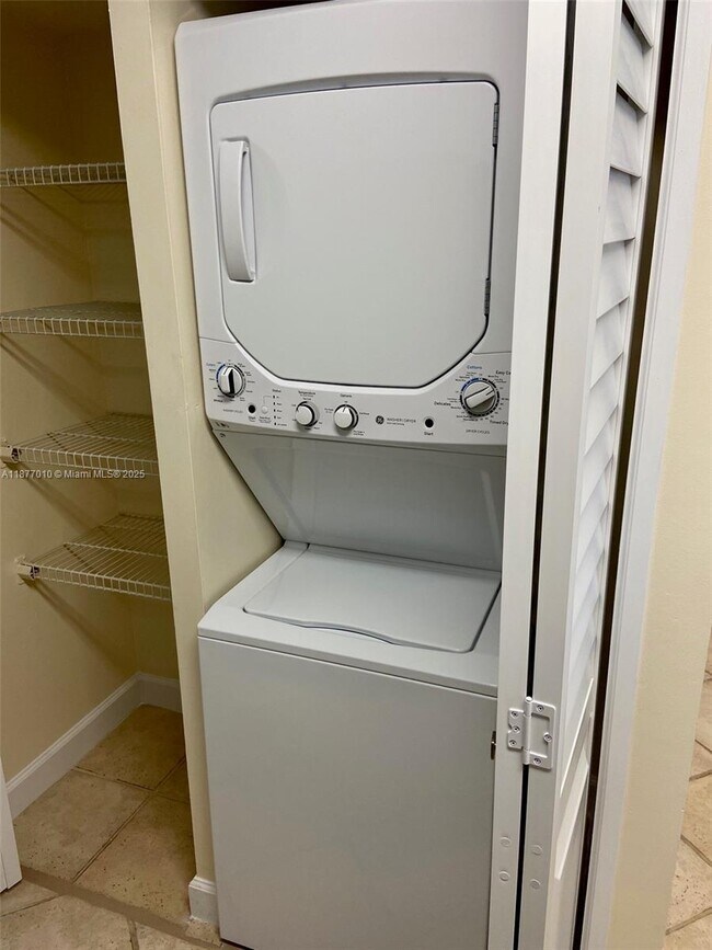 Building Photo - 8881 Fontainebleau Blvd