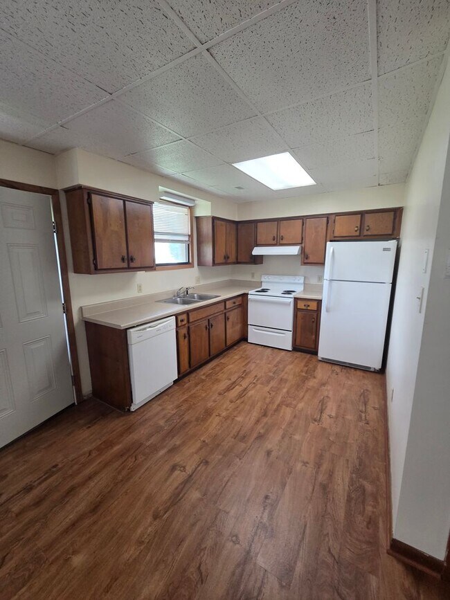 Building Photo - Large 1-Bedroom Apartment with Washer/Dryer Hookups