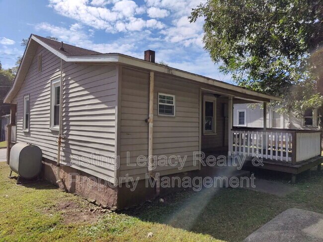 Building Photo - 2713 Old Greensboro Rd