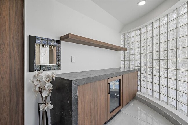 Building Photo - 585 Dolphin Ave SE