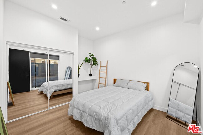 Building Photo - 1905 S Corning St