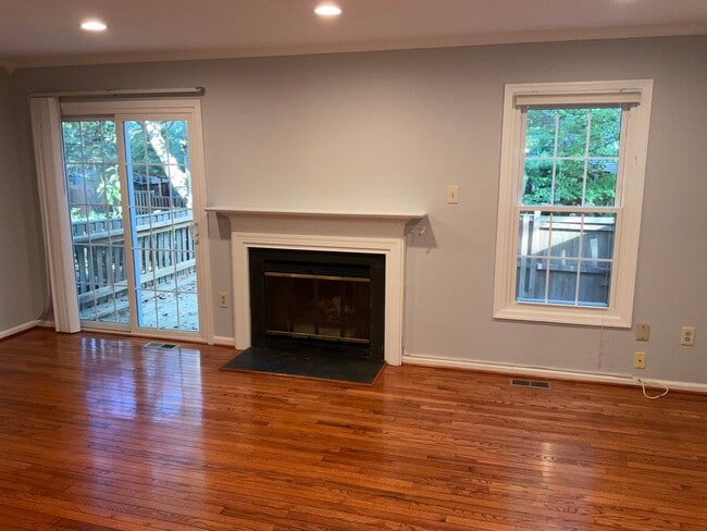 Building Photo - Gorgeous and fully updated 3BR 3.5BA 3 lev...