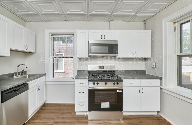 Building Photo - 5021 Ray Ave
