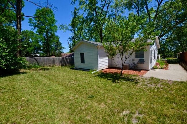 Building Photo - Cozy Home near Merle Hay!