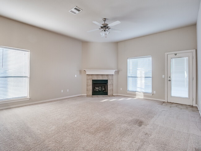 Building Photo - 4 Bedrooms/2 Baths/3Car - Deer Creek Schools - Gated Community of North Roselake Villas