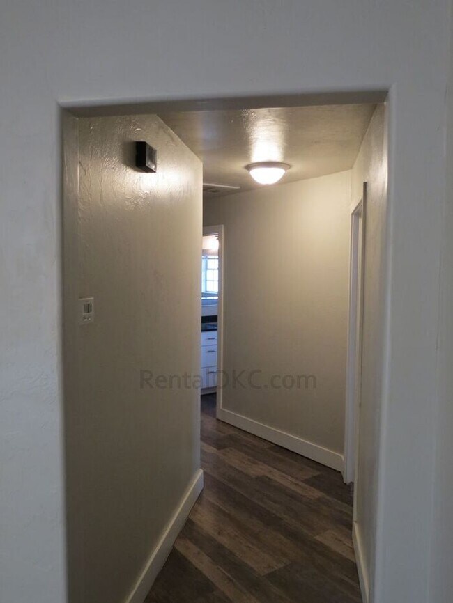 Building Photo - FANTASTIC - Corner Property, Open Plan, Gorgeous Kitchen - 3/2.5