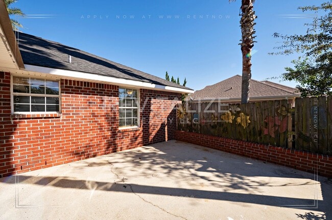 Building Photo - Lovely 3 Bed 2 Bath Brick Home Just Minutes from the Beach!