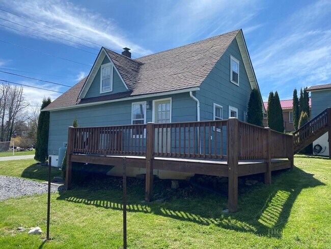 Building Photo - 2 W 4th St