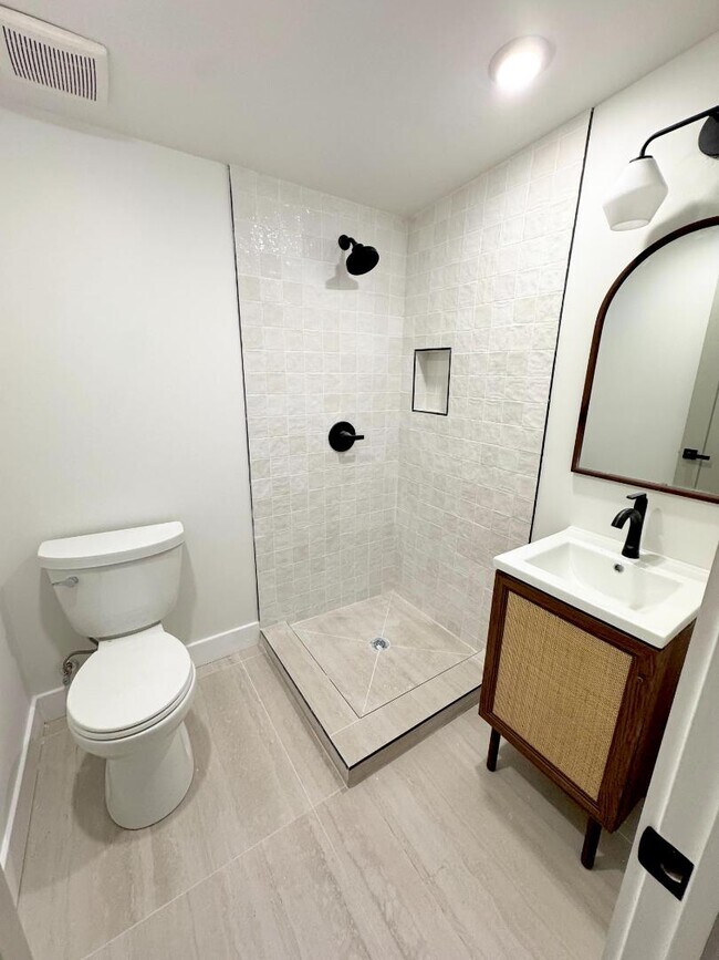 Building Photo - 118 E Huntingdon St