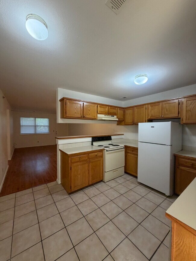 Building Photo - "Charming 2-Bed, 2-Bath Haven in Hollister – Your Perfect Retreat Awaits!"
