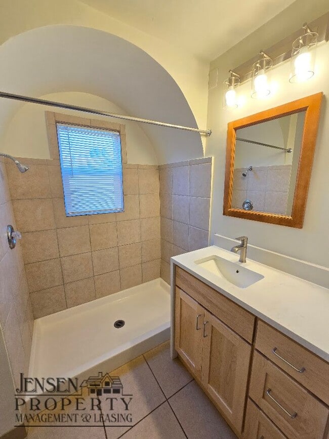 Building Photo - R698