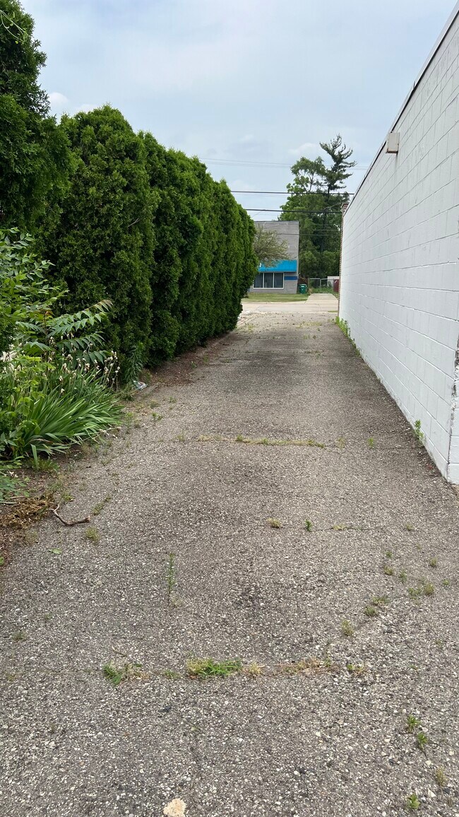 Building Photo - 3646 E 9 Mile Rd