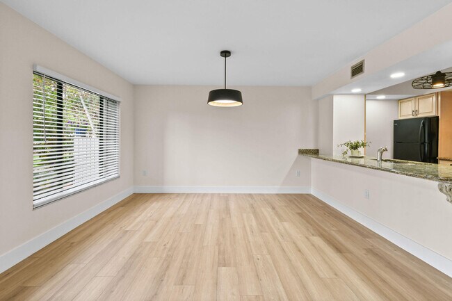 Building Photo - 2233 NW 22nd Ave