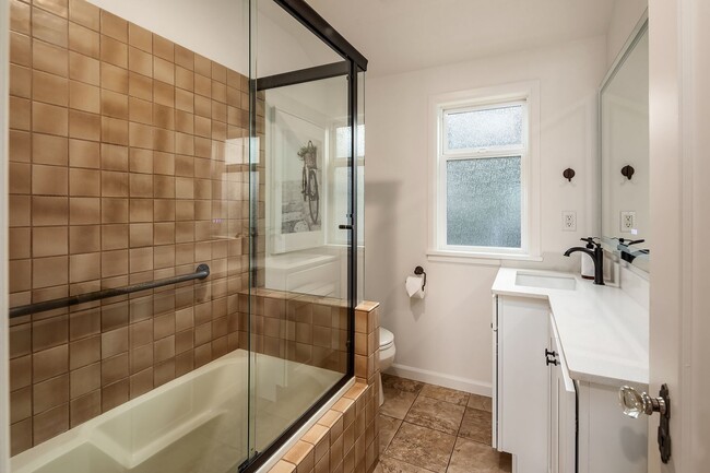 Building Photo - Laurelhurst View Home