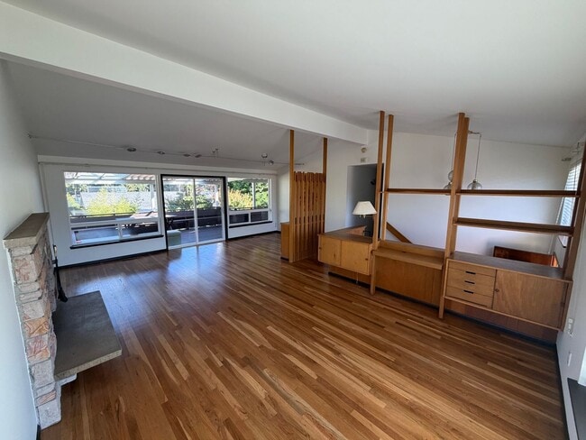 Building Photo - Top Floor Unit in Tastefully Updated Home!