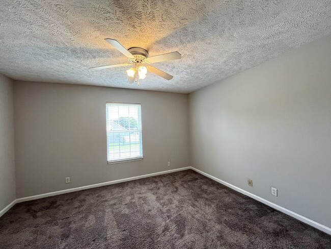 Building Photo - Flexible 4-Bed Home on Corner Lot in Everg...