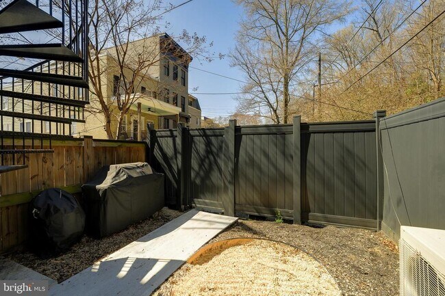 Building Photo - 1934 35th Pl NW