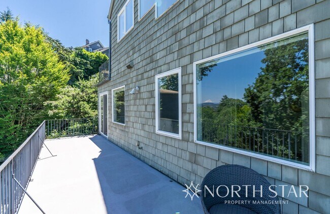 Building Photo - Stunning Views Close in NW Portland