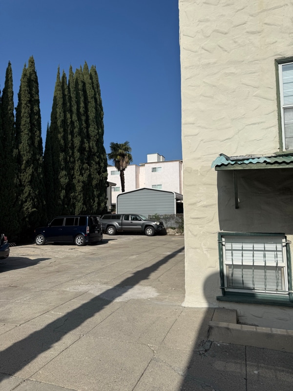 Building Photo - 2025 Cheremoya Ave