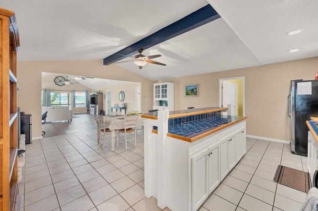 Building Photo - 2388 Lakeshore Dr