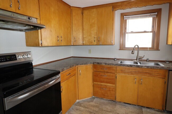 Building Photo - Refurbished 4-Bedroom Home