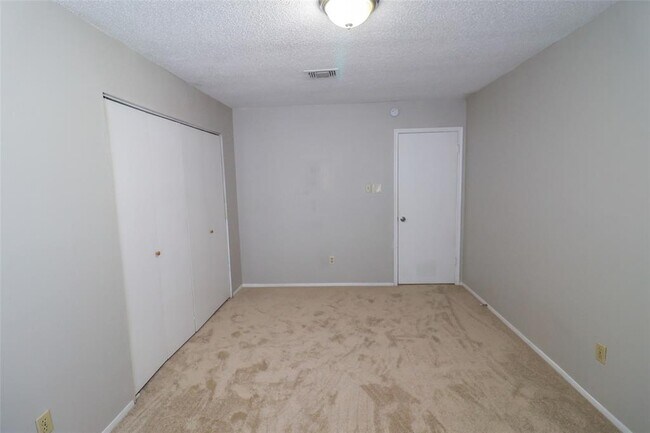 Building Photo - 1546 Ridgebriar Dr