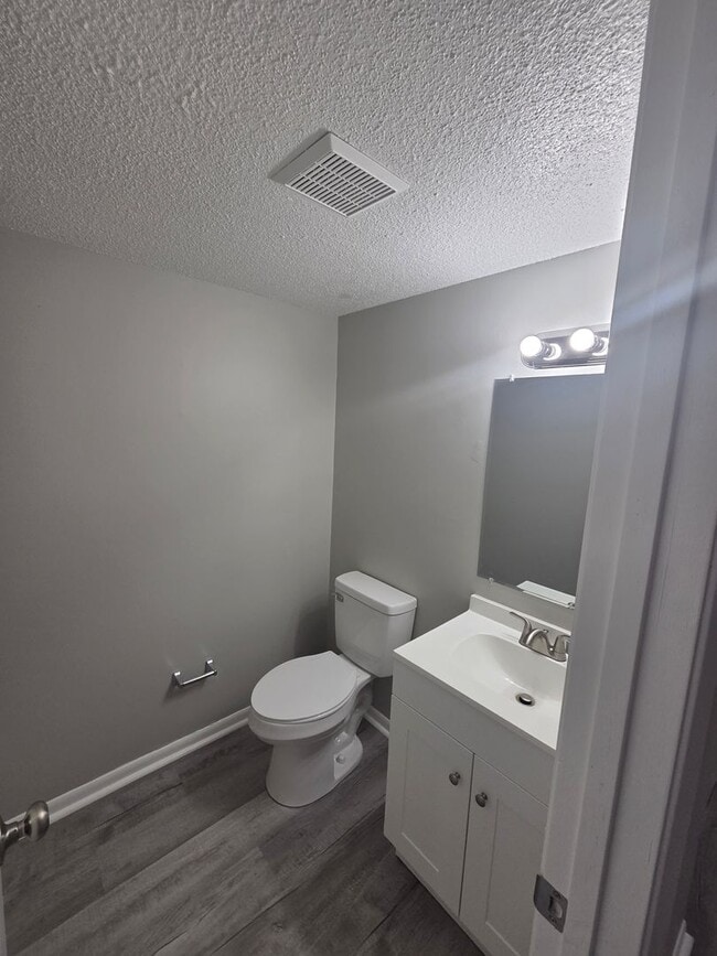 Building Photo - Beautifully Updated 2-Bedroom Townhome with Washer/Dryer Hookups!