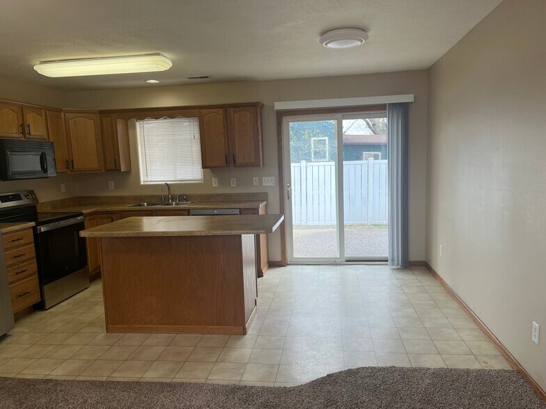 kitcheb - 997 N Highway 105