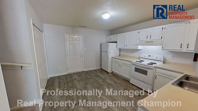 Building Photo - 2 BD/2.5 BA Townhome with Convenient Jacksonville Location