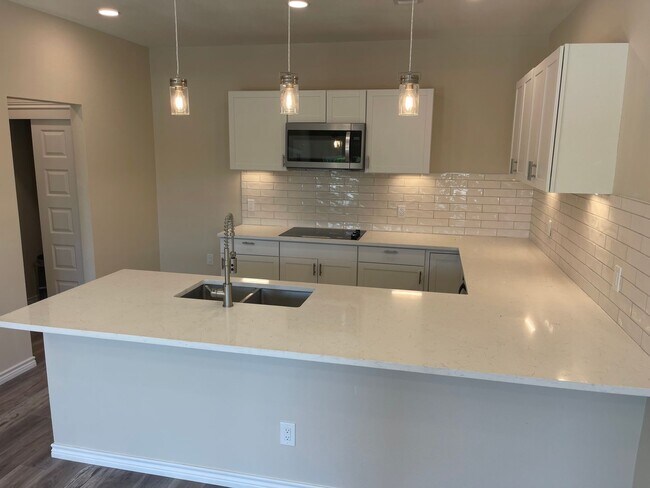 Building Photo - NEW ON MARKET