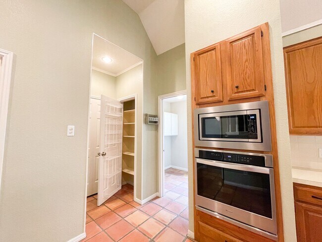 Building Photo - Beautiful 4 Bedroom 2.5 Bathroom Home in L...