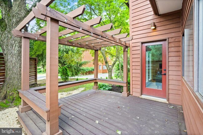 Building Photo - 2120 S Bay Ln
