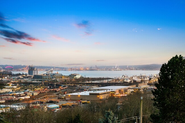 Building Photo - Urban luxury home with Views!