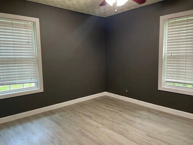 Building Photo - Beautifully Updated 2 Bedroom 1 Bathroom Home - Move-In Ready!