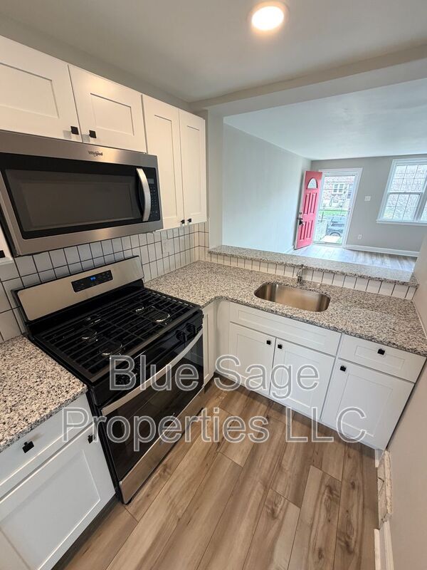 Building Photo - 2345 Bond Ave