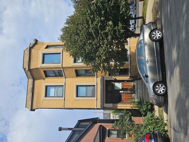 Primary Photo - 1901 N Hoyne Ave