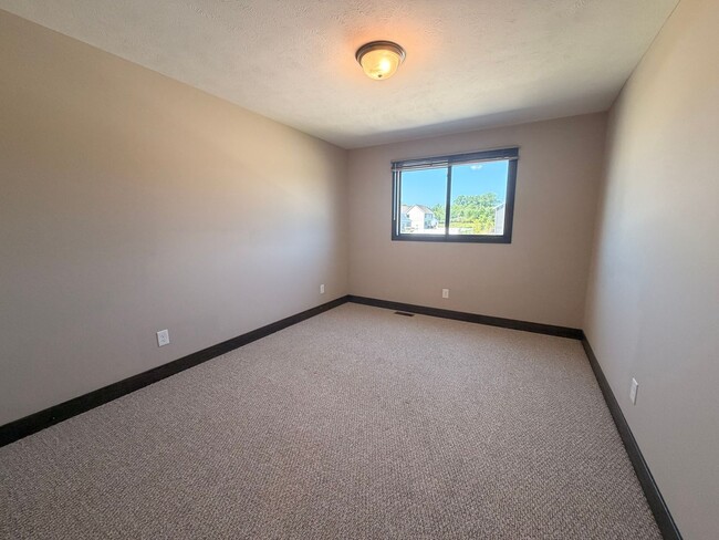 Building Photo - Spacious 4 Bedroom, 2.5 Bath in Caledonia!