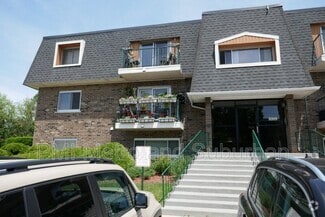 Building Photo - 3219 W Parkway Dr