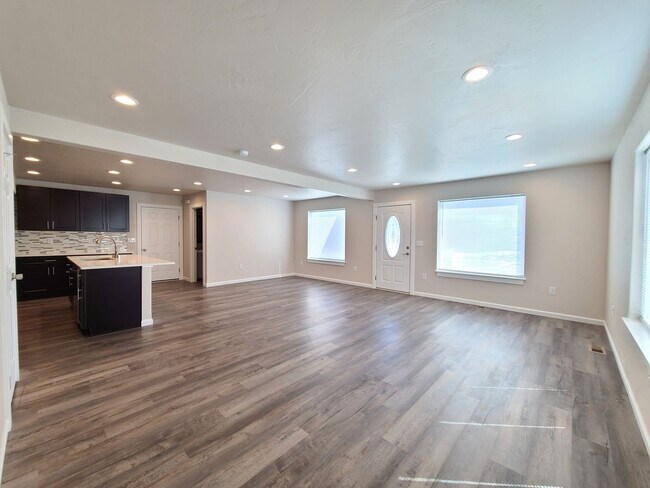 Building Photo - $2,350- 3 Bed / 2 Bath Beautiful Newer Bui...