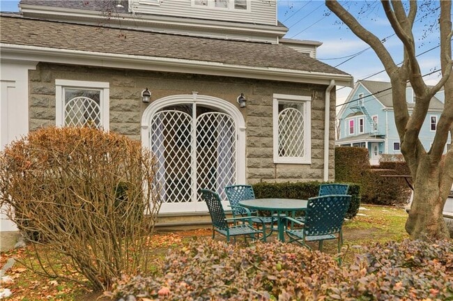 Building Photo - 98 Kay St