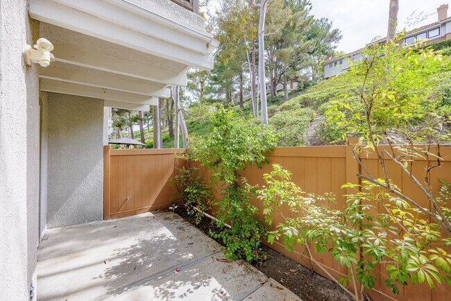 Building Photo - Charming Ground-Level Condo in California ...