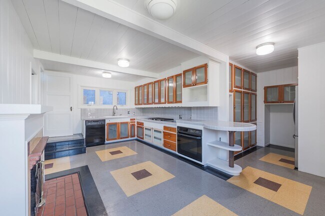 Building Photo - Classic Hermosa Beach Home!