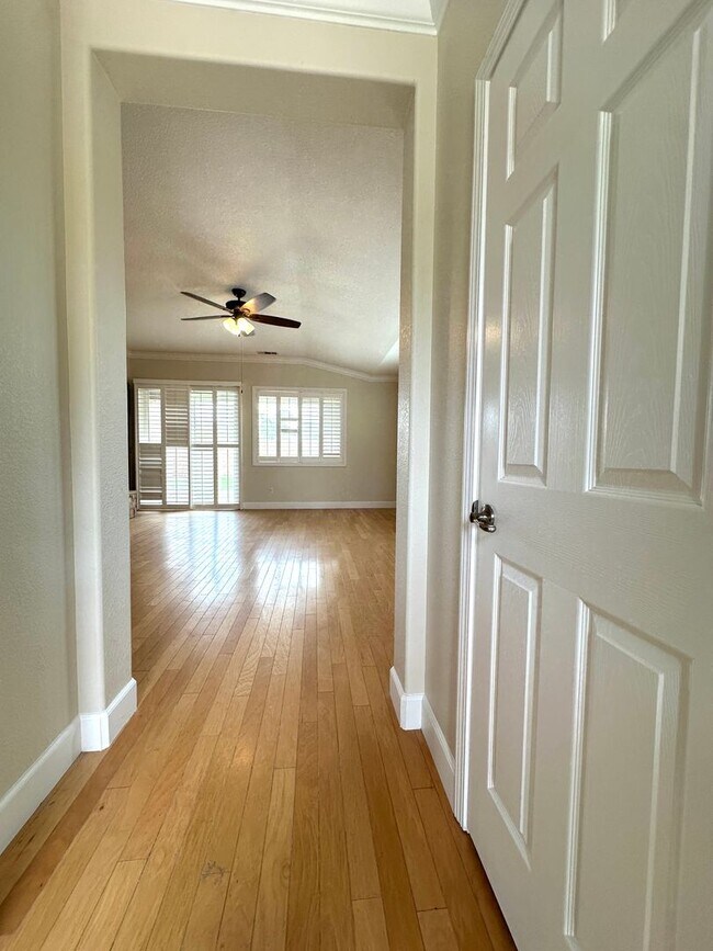 Building Photo - Beautiful 3-bedroom home in the heart of Manteca