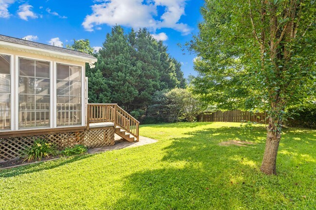 Building Photo - 8422 Bampton Dr