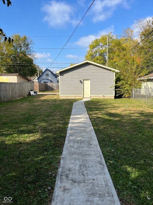 Building Photo - 838 N Temple Ave