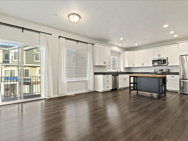 Building Photo - RIVERTON 3 BED, 2.5 BATH TOWNHOME